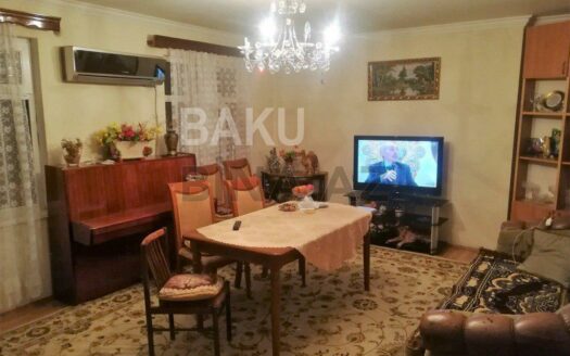 4 Room Old Apartment for Sale in Baku