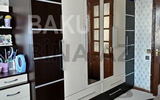 3 Room Old Apartment for Sale in Baku