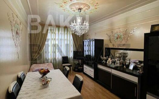 3 Room Old Apartment for Sale in Baku