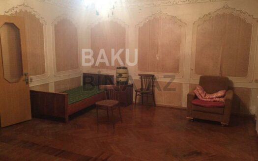 5-Room Old Apartment for Sale in Baku