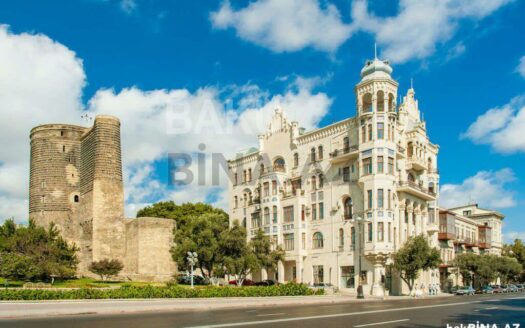 4 Room Old Apartment for Sale in Baku