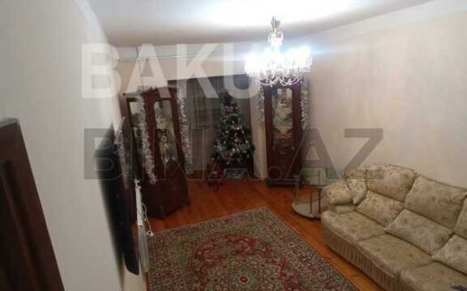 4 Room Old Apartment for Sale in Baku