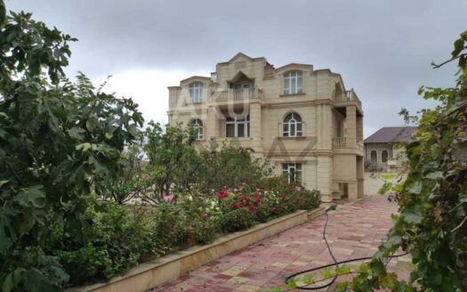 6 Room House / Villa for Sale in Baku