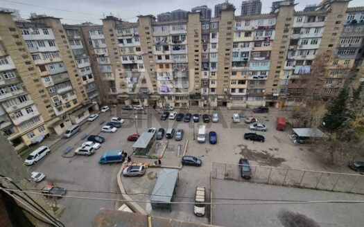 5-Room Old Apartment for Sale in Baku