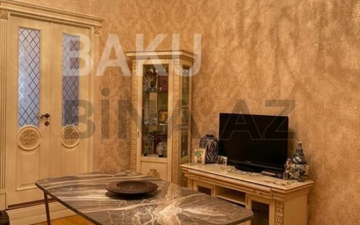 3 Room Old Apartment for Sale in Baku