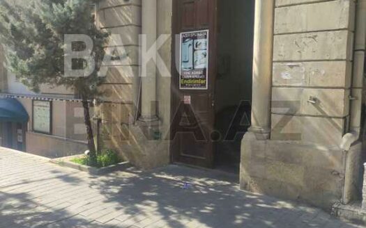 3 Room Old Apartment for Sale in Baku