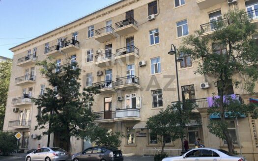 3 Room Old Apartment for Sale in Baku