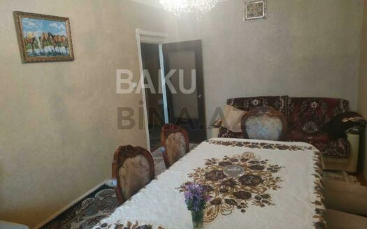 4 Room Old Apartment for Sale in Baku