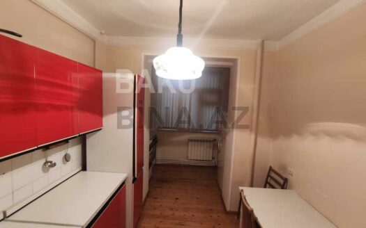 3 Room Old Apartment for Sale in Baku