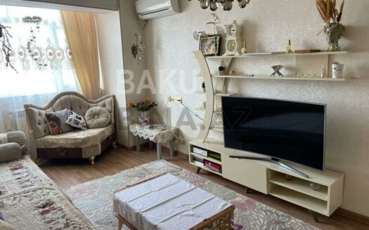 4 Room Old Apartment for Sale in Baku