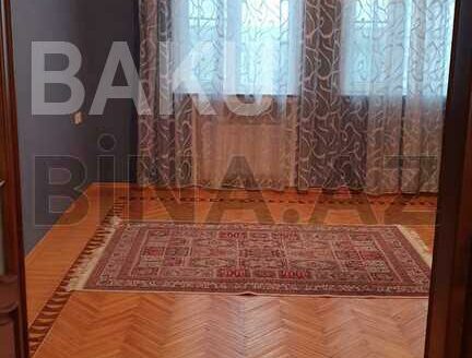 3 Room Old Apartment for Sale in Baku