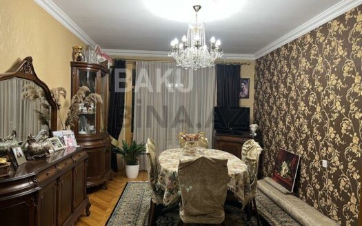 3 Room Old Apartment for Sale in Baku