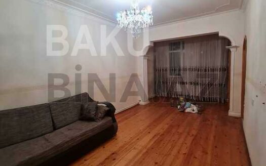 3 Room Old Apartment for Sale in Baku