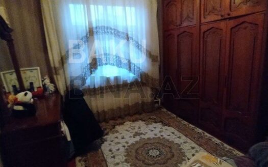 4 Room Old Apartment for Sale in Baku