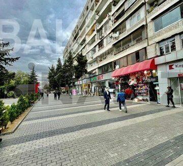 4 Room Old Apartment for Sale in Baku