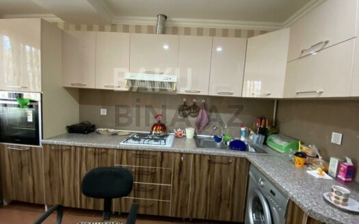 3 Room Old Apartment for Sale in Baku