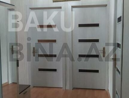 4 Room Old Apartment for Sale in Baku