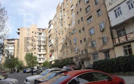 4 Room Old Apartment for Sale in Baku