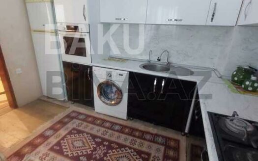 5-Room Old Apartment for Sale in Baku