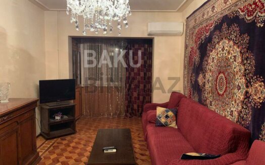 4 Room Old Apartment for Sale in Baku