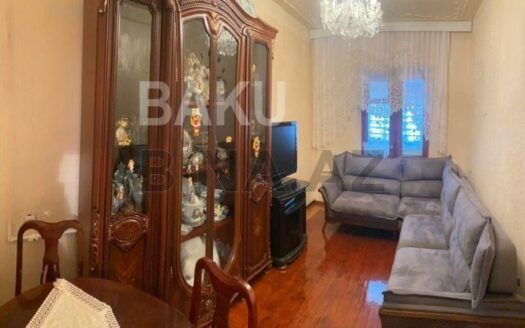 3 Room Old Apartment for Sale in Baku