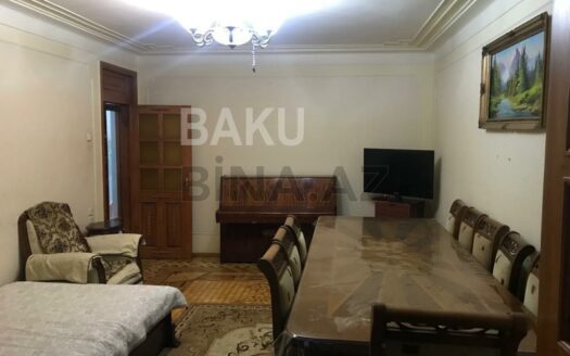 5-Room Old Apartment for Sale in Baku