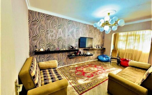 4 Room Old Apartment for Sale in Baku