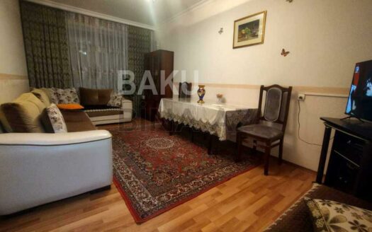 4 Room Old Apartment for Sale in Baku