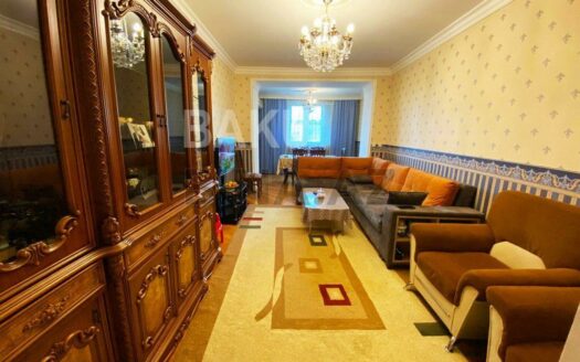 3 Room Old Apartment for Sale in Baku