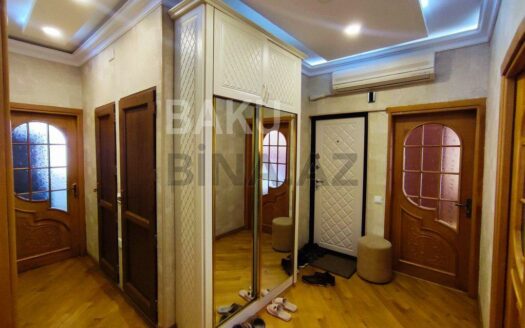 4 Room Old Apartment for Sale in Baku