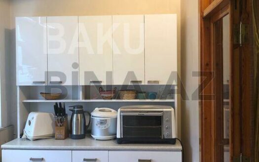 3 Room Old Apartment for Sale in Baku