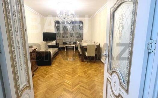 3 Room Old Apartment for Sale in Baku