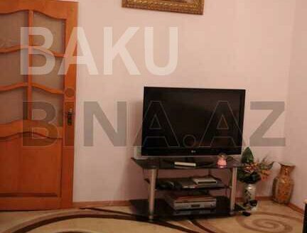 3 Room Old Apartment for Sale in Baku