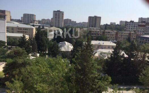 4 Room Old Apartment for Sale in Baku