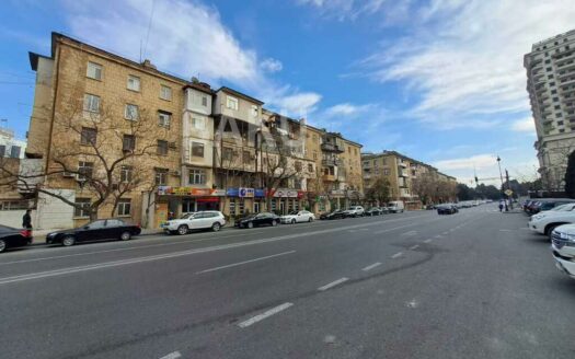 3 Room Old Apartment for Sale in Baku