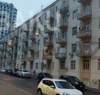 3 Room Old Apartment for Sale in Baku