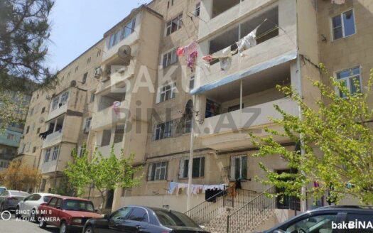 4 Room Old Apartment for Sale in Baku