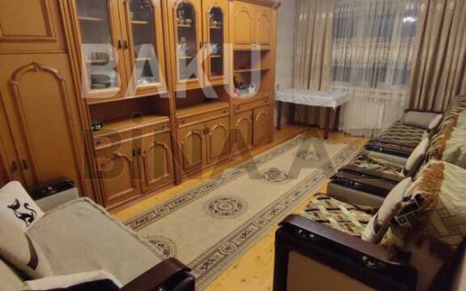 4 Room Old Apartment for Sale in Baku