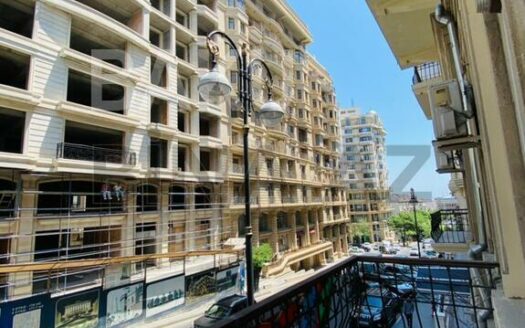 4 Room Old Apartment for Sale in Baku