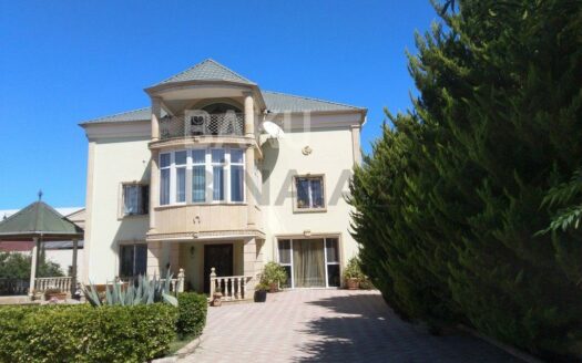 6 Room House / Villa for Sale in Baku