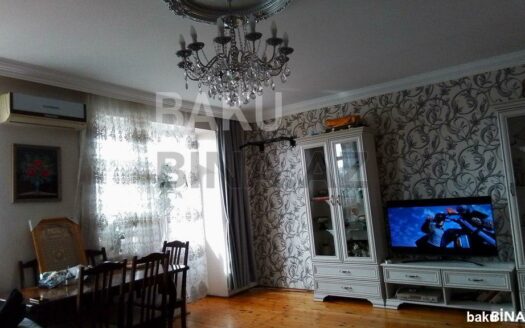 4 Room Old Apartment for Sale in Baku