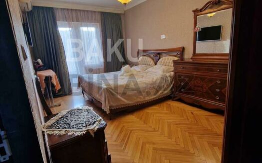 3 Room Old Apartment for Sale in Baku