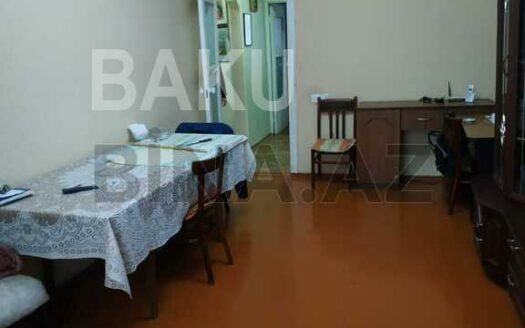 5-Room Old Apartment for Sale in Baku