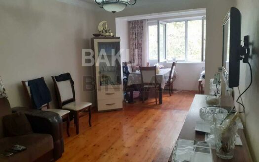 3 Room Old Apartment for Sale in Baku