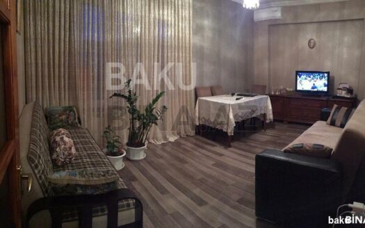 4 Room Old Apartment for Sale in Baku