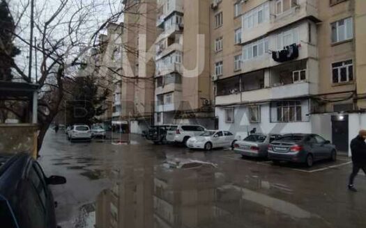 4 Room Old Apartment for Sale in Baku