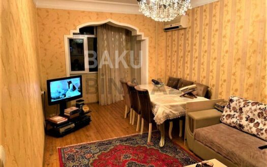 4 Room Old Apartment for Sale in Baku