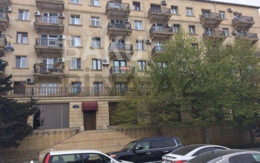 3 Room Old Apartment for Sale in Baku