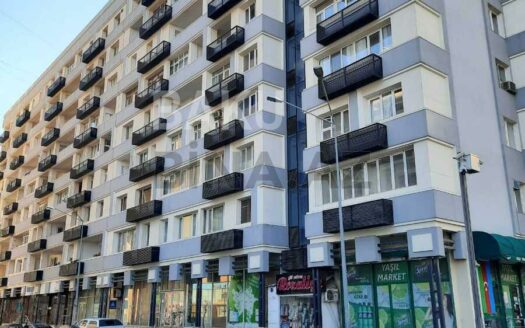 4 Room Old Apartment for Sale in Baku