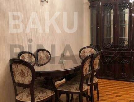 6-Room Old Apartment for Sale in Baku